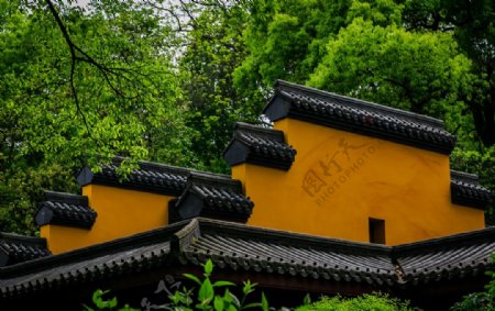 绿茵围绕的杭州灵隐寺