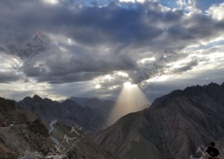 阳光照射下的山脉摄影图