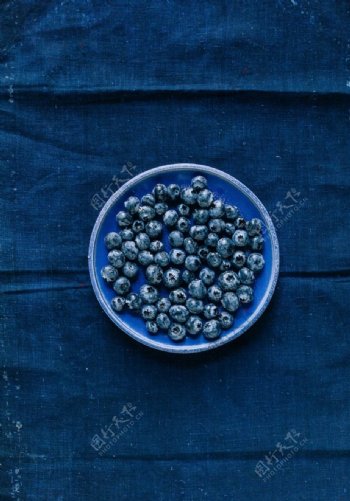 深蓝桌布上一盘蓝莓
