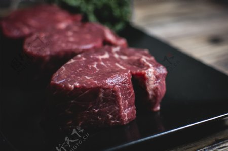 准备烹饪的鲜肉牛肉
