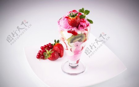 草莓冰激凌甜点