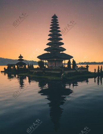 寺庙高塔湖面自然生态背景素材