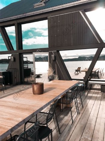 湖边休闲木桌建筑背景素材