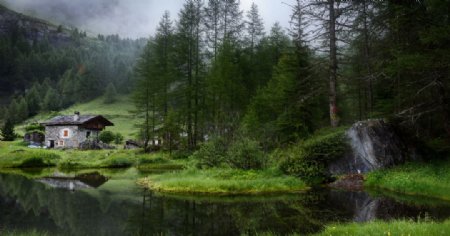 山谷木屋河流森林风景图片