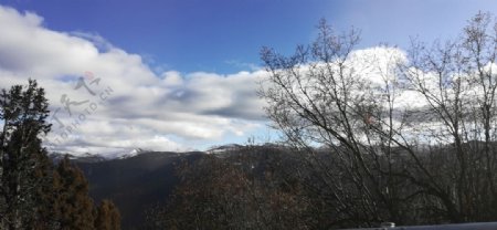 蓝天白云高山树木风景图片