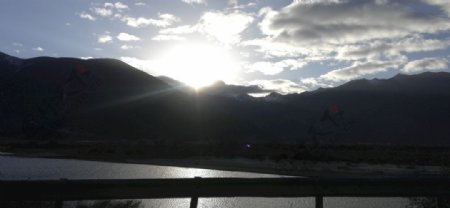 大山河流日落风景图片