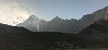 雪山日出风景图片