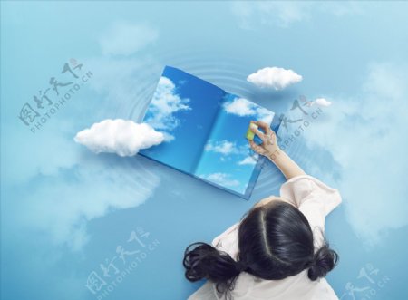 创意天空看书的孩子海报图片