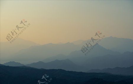 清晨雾气环绕的群山图片