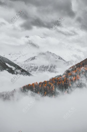 山脉云雾图片