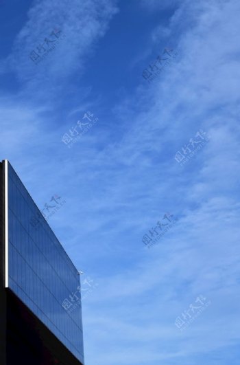 蓝天下的建筑物图片