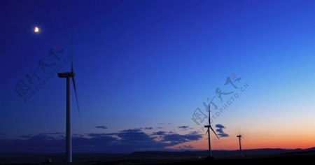 新疆傍晚风车风力发电图片