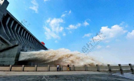 长江三峡大坝泄洪图片