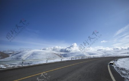 雪山上的高速公路图片