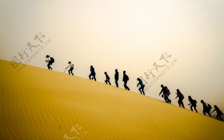 沙漠中行进的人群图片