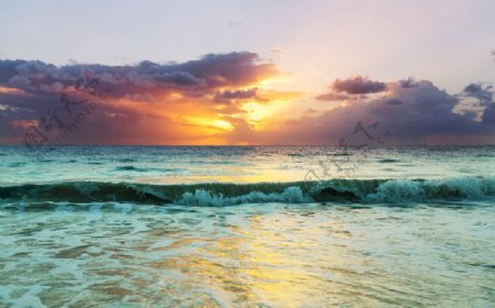 美丽的彩色日落海边适合壁纸背景图片