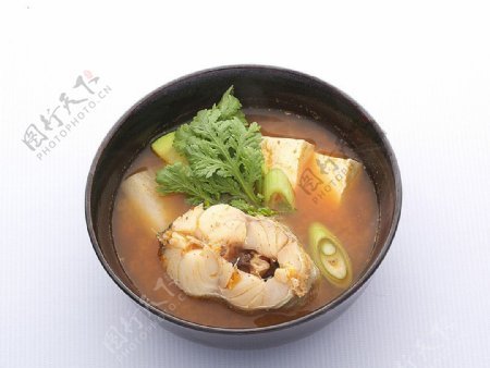 日韩料理鳕鱼汤图片